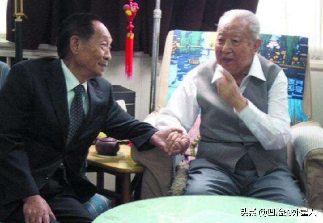 2006年，袁隆平到北京出差时，特意去看了身体欠佳的华国锋，当时华国锋不太愿见客