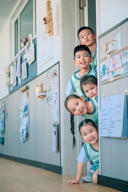 幼儿园毕业比我大学还隆重刷到满场气球礼服、定制纪念册、全员红毯仪式，瞬间感慨万千