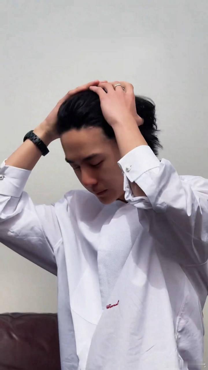 王一博在无形之风中临高自渡王一博GQ四月封面拍摄花絮🈶，在无形之风中临高自渡王