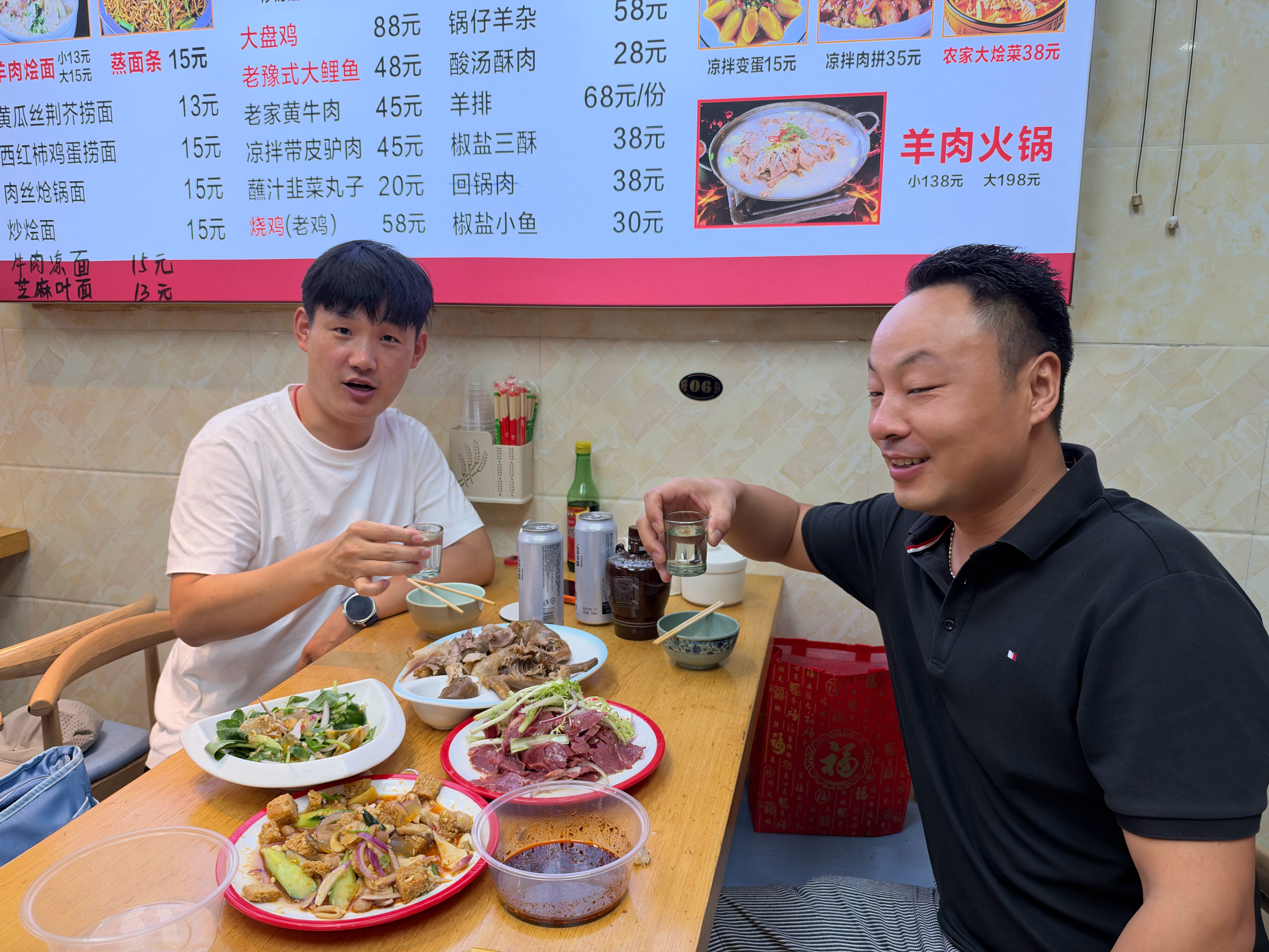 请晒出你的中秋美食[努力]我和表哥点的河南漂亮饭，烧鸡、欧肉、荆芥、胖东来精酿啤