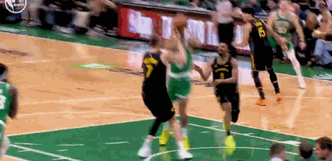 很强硬！波神怒送老东家两记大帽！
在今天NBA常规赛凯尔特人与勇士的第二节比赛中