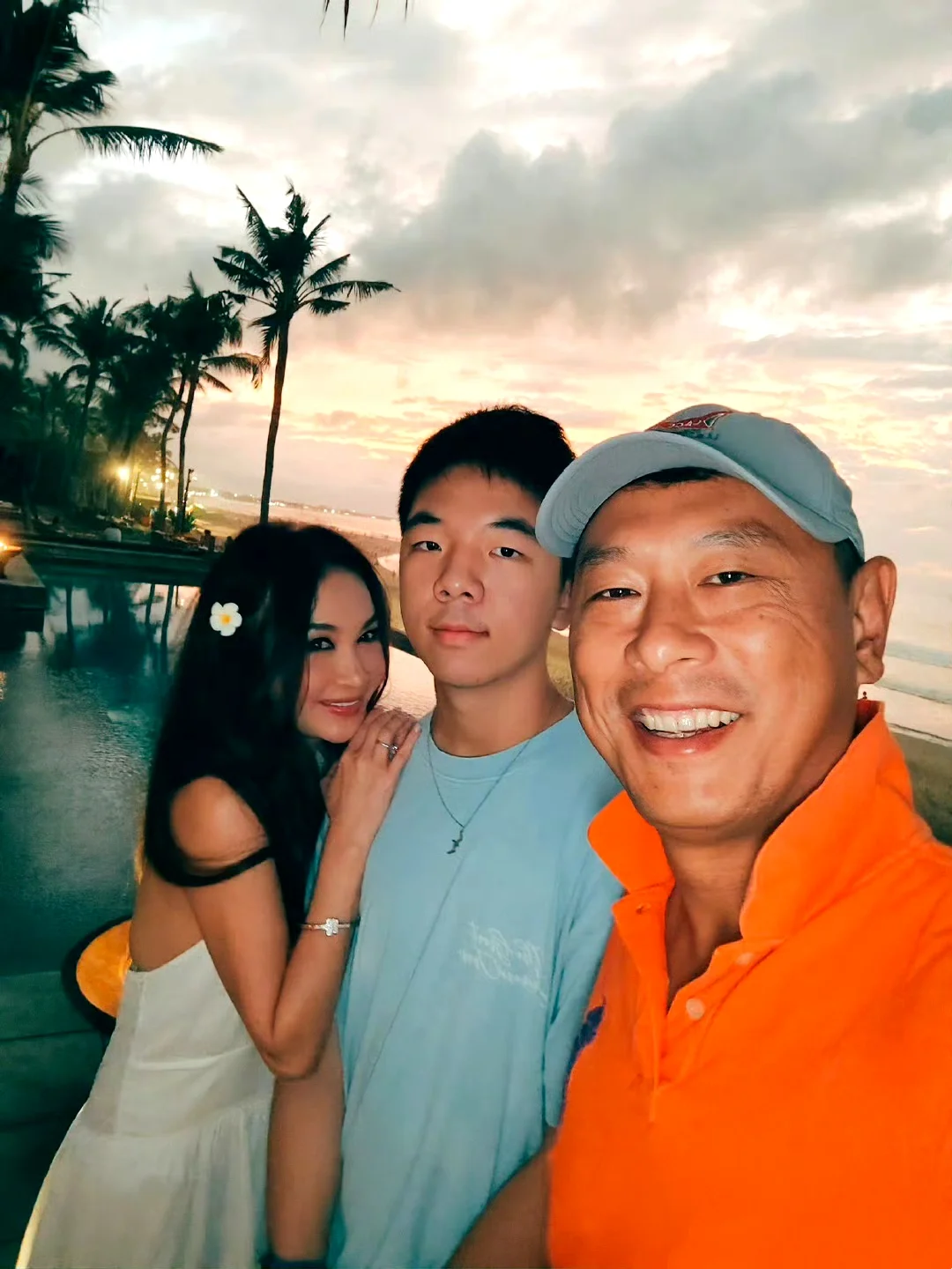 温碧霞养子高中毕业❗一家人超幸福美满