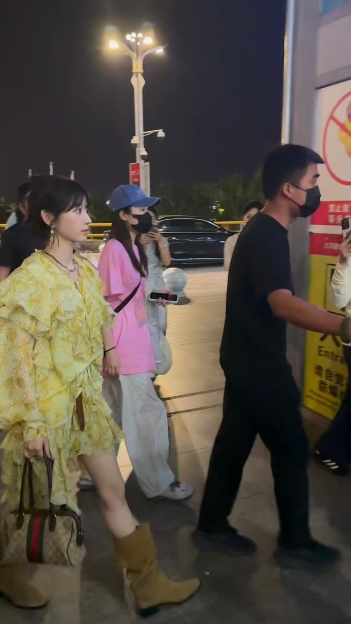 田曦薇出发新加坡！好美好美好美田曦薇出发新加坡路透