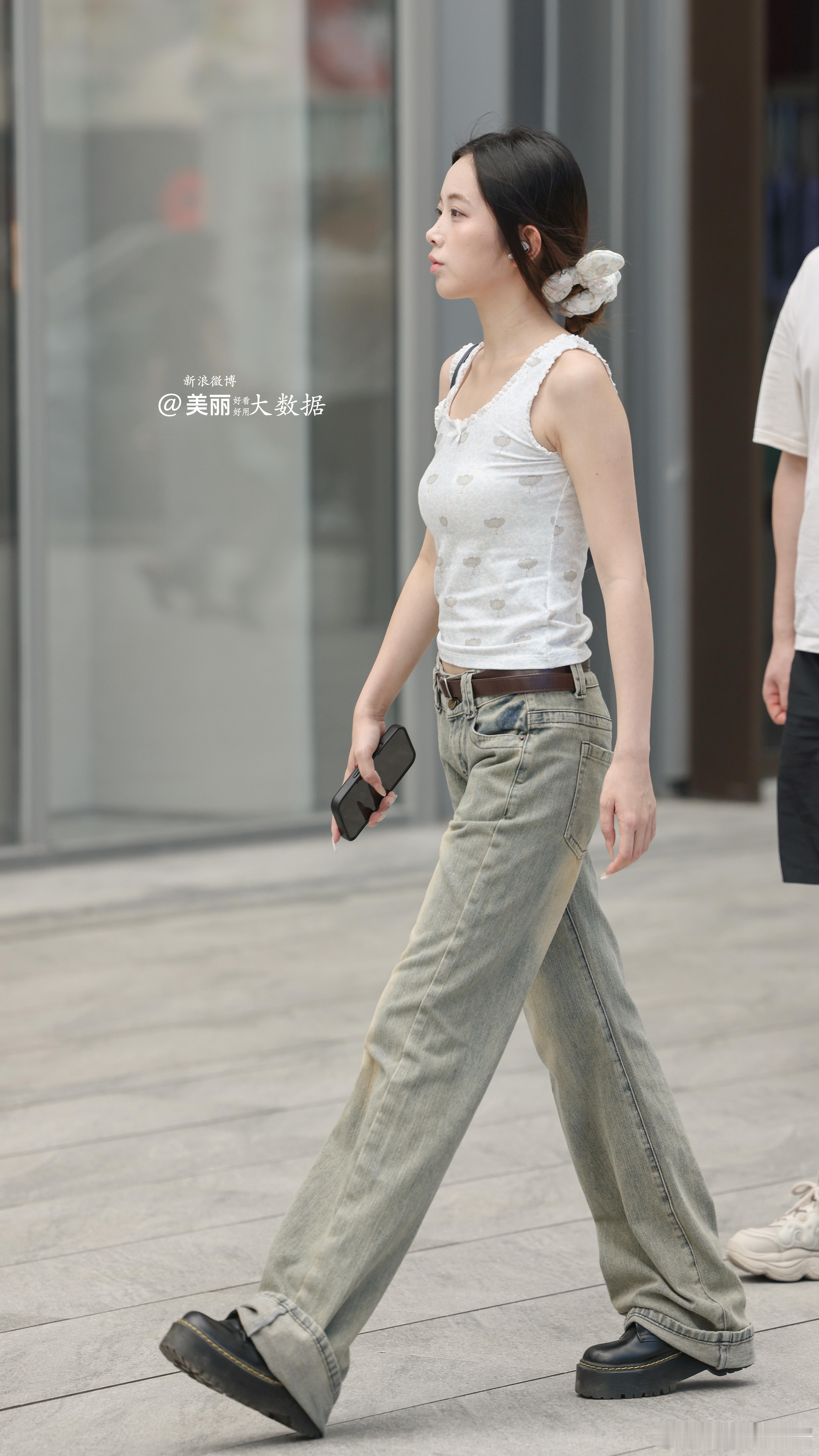 清爽。干练 