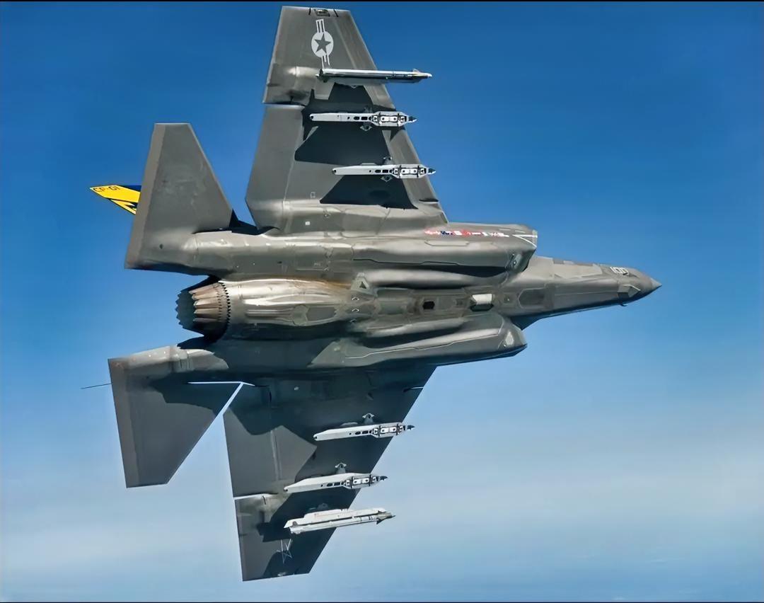 这是F-35“闪电II”隐身战斗机，美国洛克希德·马丁公司主导研发的单座单发第五