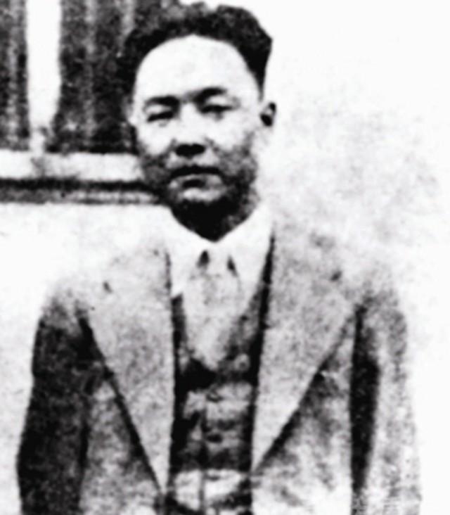 1939年，五重间谍袁殊奉命除掉汉奸李士群,计划暴露被76号逮捕，李士群要他招供