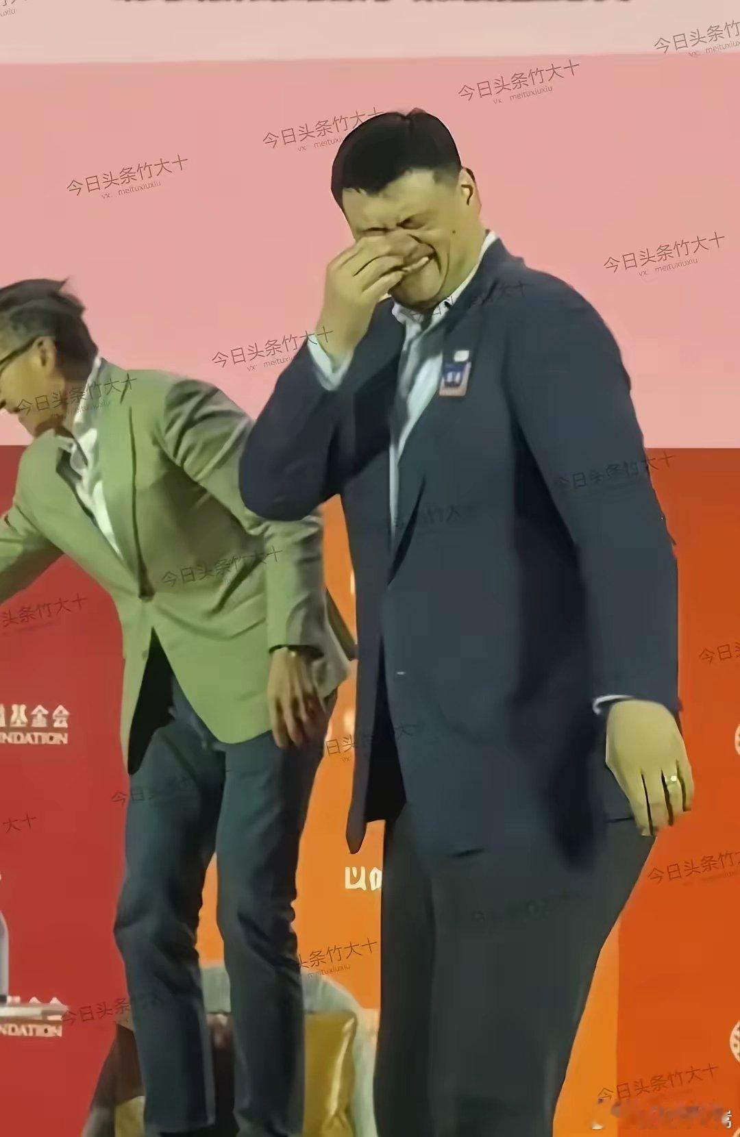已经很长时间没看姚明这么开心了，看乐得都直不开腰了，都笑出表情包来了，退下来看着