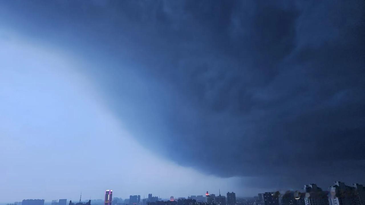 此时此刻，气象预报说您西北边9公里正在下雨（图三），这云也很像回事，刚刚女儿拍下