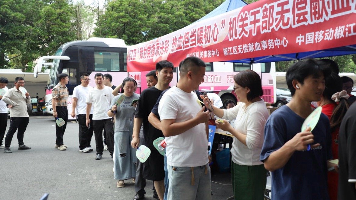 台州150多人挽起袖子为生命保驾护航活动现场秩序井然，登记填表、健康问询、血压检