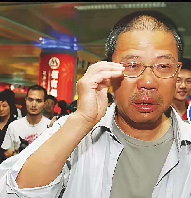 钟睒睒的行事总透着股颠覆感。做了诸多善事却默不作声，即便舆论汹涌也从不辩解，直到