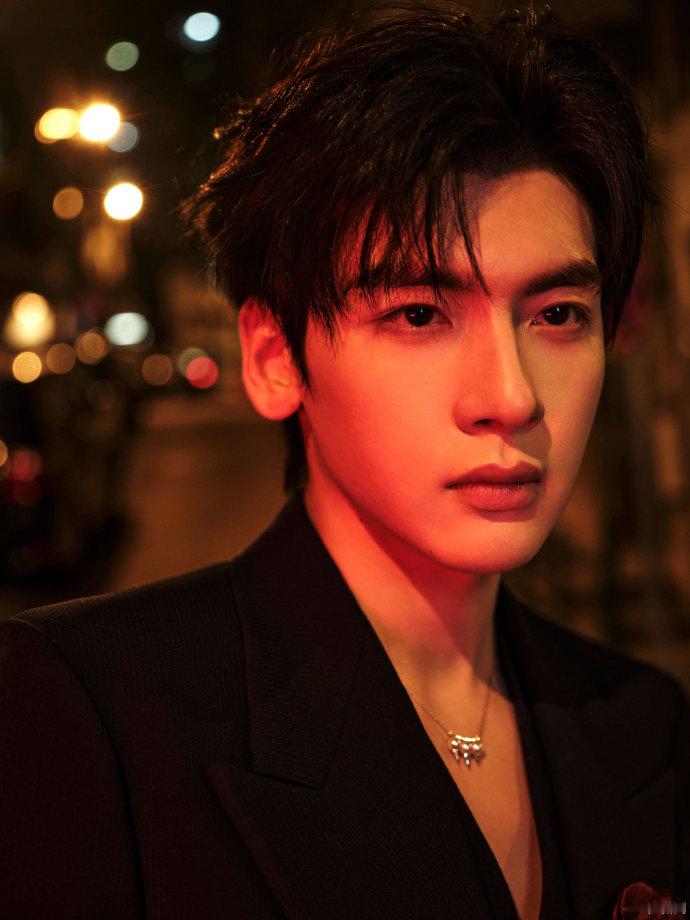 翟潇闻港风男神  翟潇闻尖叫之夜出发图来啦，黑西装露额头，帅得很周正的港风男神~