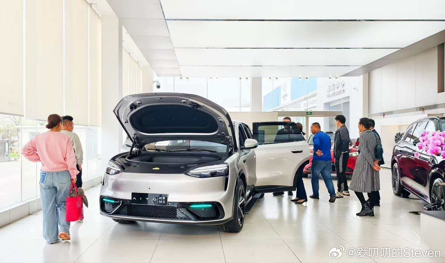 问界M6今天看车的不少问界m6