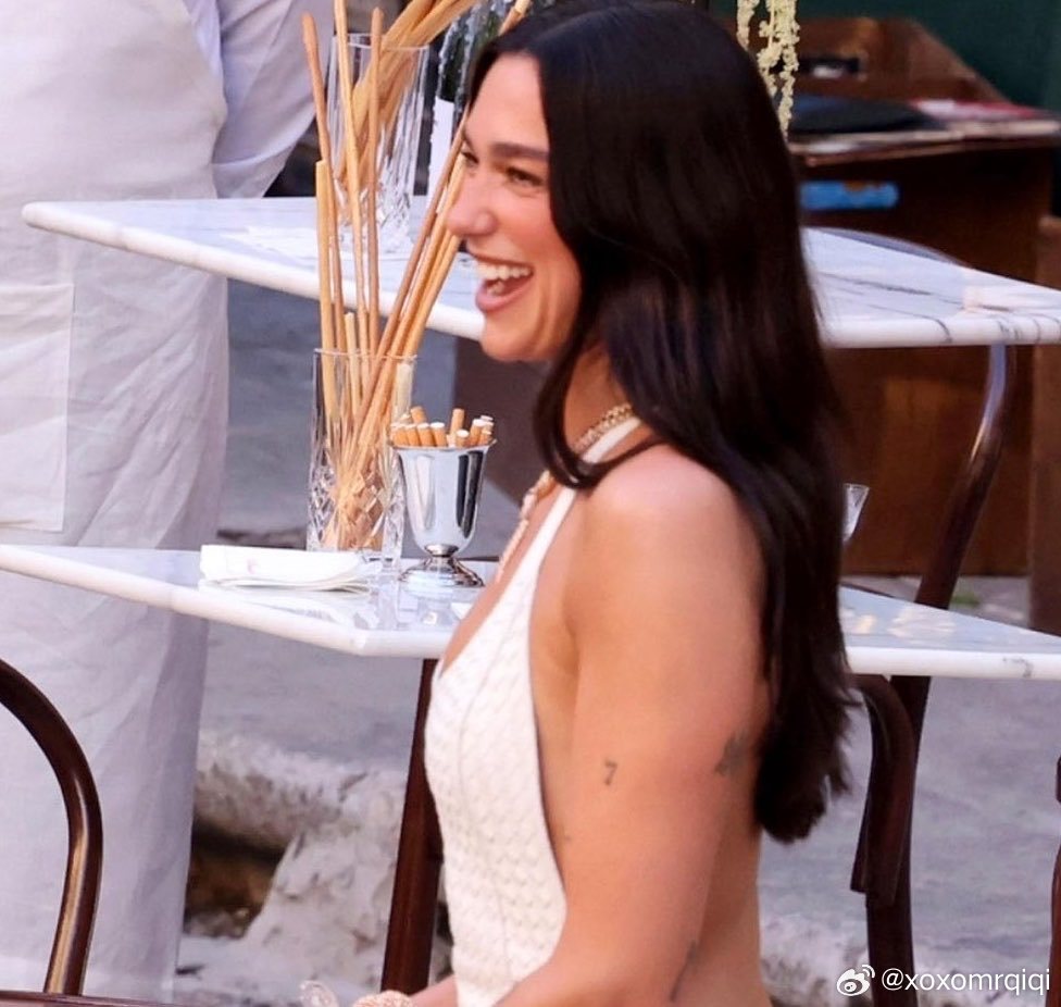 Dua Lipa 在婚礼上为宾客提供了不限量的香烟🚬 