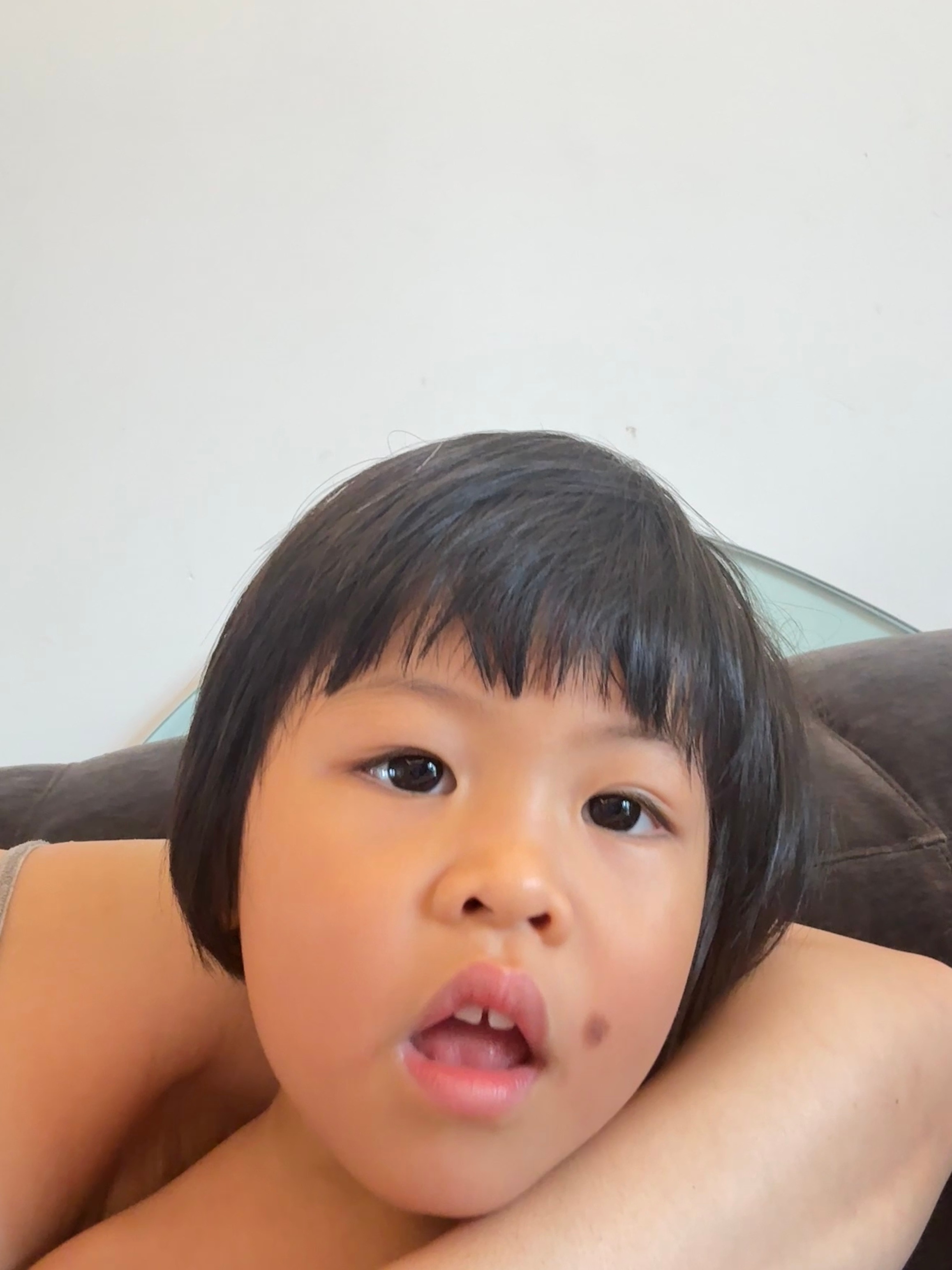 难得今天球宝愿意看电视，我俩一起看bluey球宝基本上听不懂，也看的津津有味（我