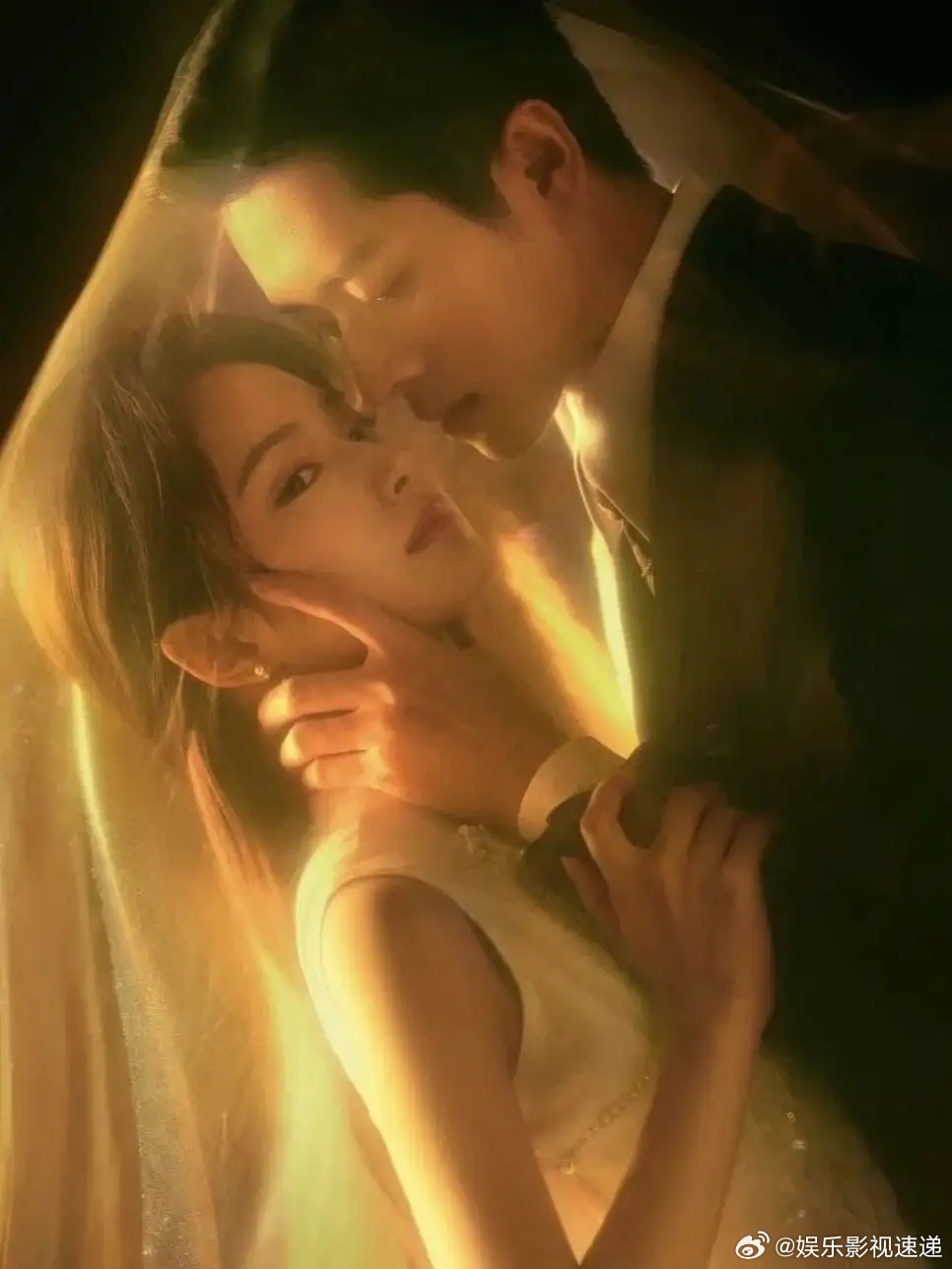 为什么内娱男主总在掐女主脖子？最近爆火的《玉簟秋》，丞磊饰演的霸道军阀，和女主一