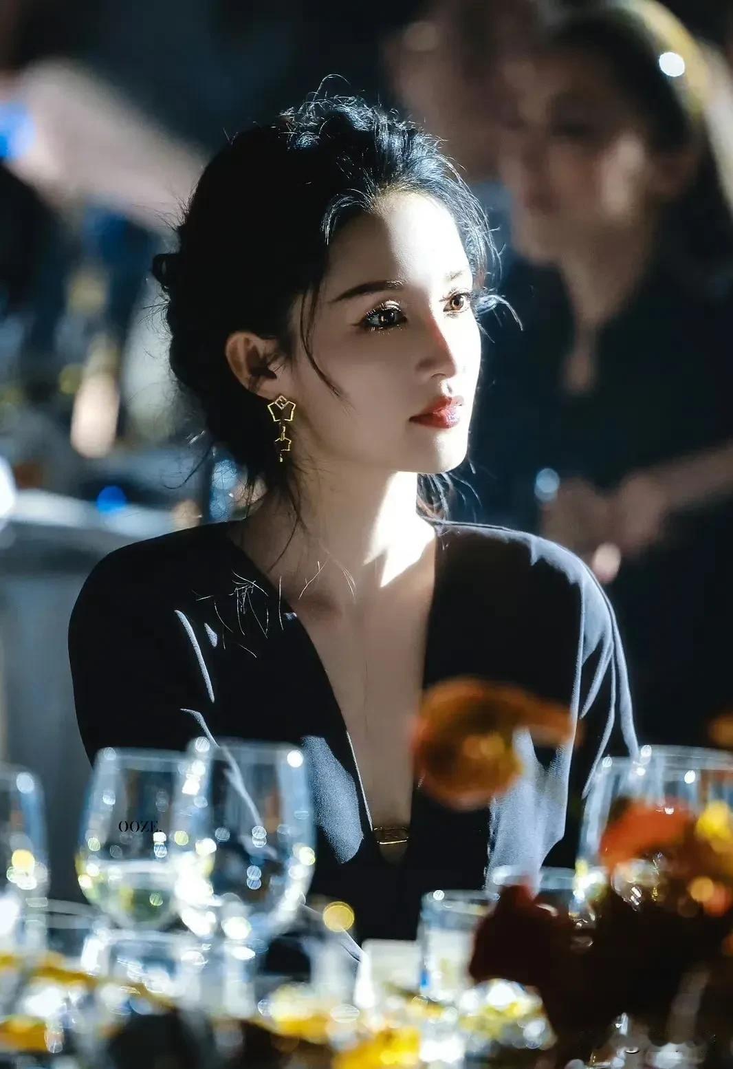 李沁侧颜好美！