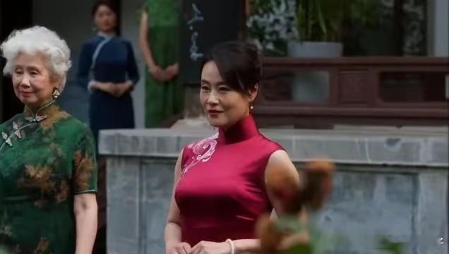 看了59岁邬君梅的穿搭，我悟了：多穿亮色系、裙选过膝款时髦高级 ​​​
