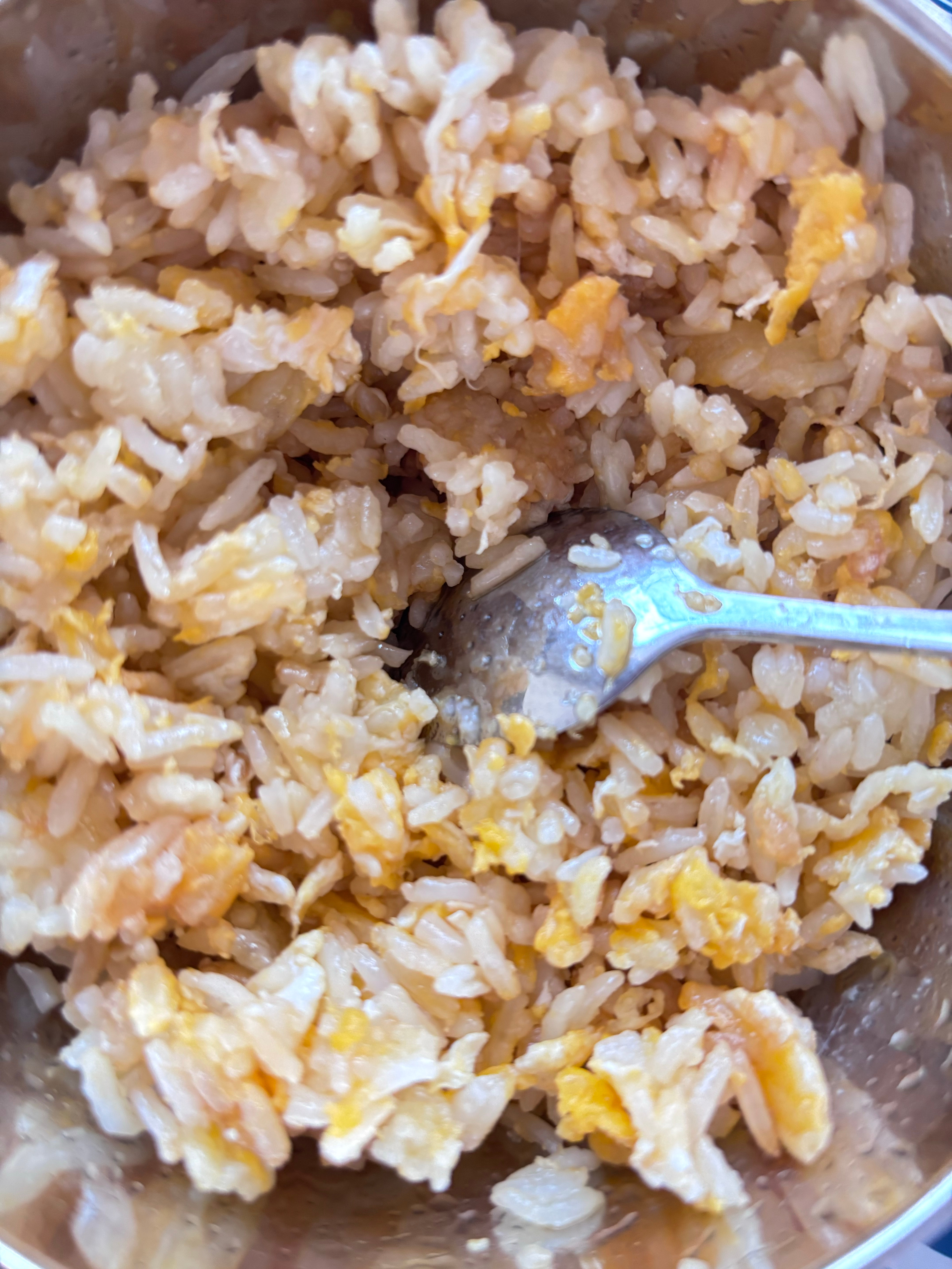 昨晚睡觉前我爸爸问宝宝今天早餐想吃啥，宝宝说吃蛋炒饭。今天早上我起床洗漱完毕来到