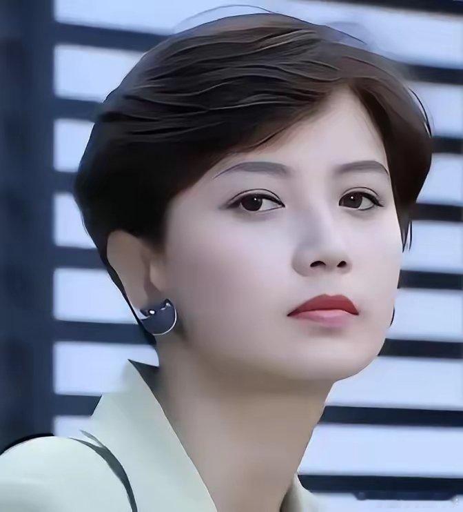 吴君如说曾华倩太狠，几百万的片约递过来，她眼睛都不眨就推掉，就为下午能准时去接儿