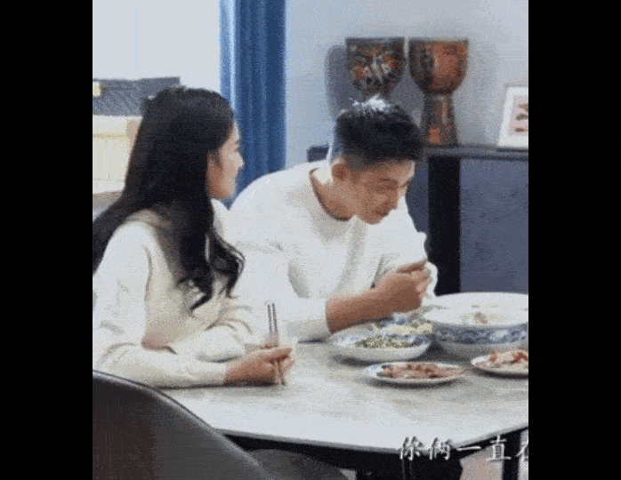 黄景瑜零帧起手的害羞黄景瑜的反差萌也太犯规了！185大高个捂嘴笑成小奶狗，这谁顶