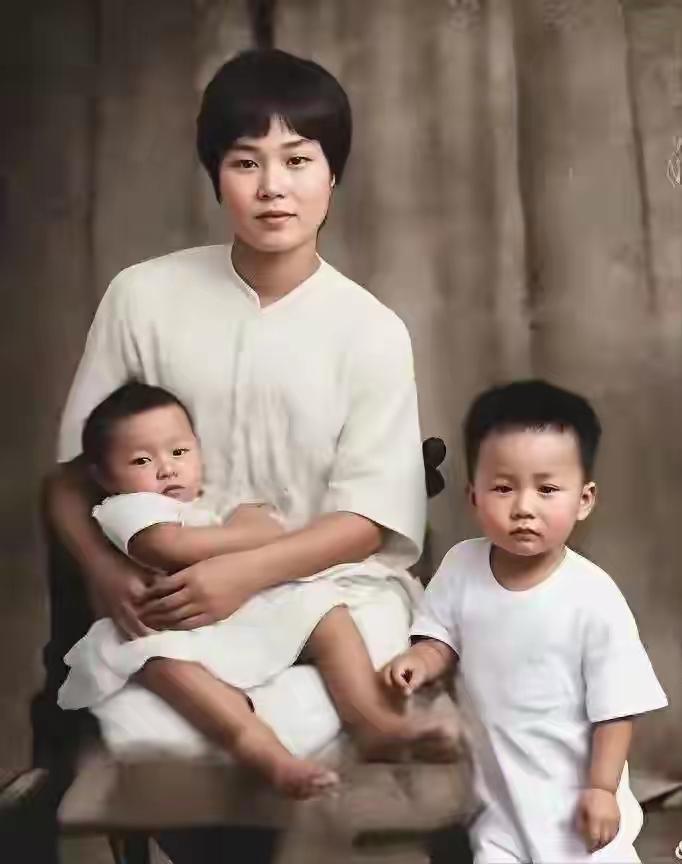 你知道这张照片背后的故事吗？拍照的时候毛泽东在哪儿？他为什么没一块儿照相？这张照