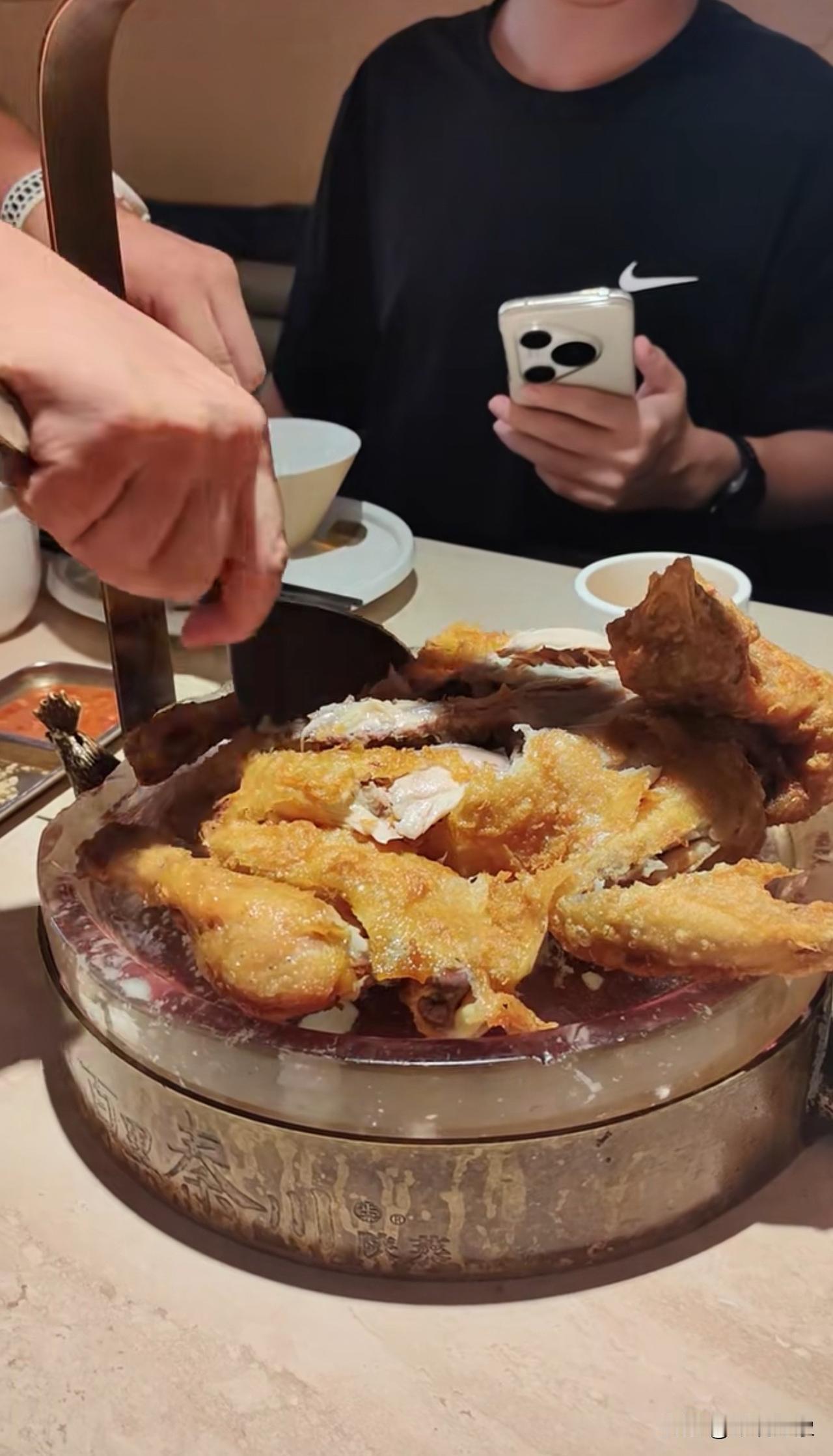 啥都不说了，就一句话，来西安的朋友一定要吃这个鸡，不吃后悔，叫《葫芦鸡》西安 旅