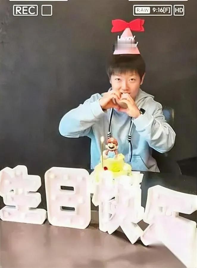 谁懂啊！大半夜刷到莎莎的抖音

居然是爸爸妈妈陪她过生日！

文案写着“所有祝福