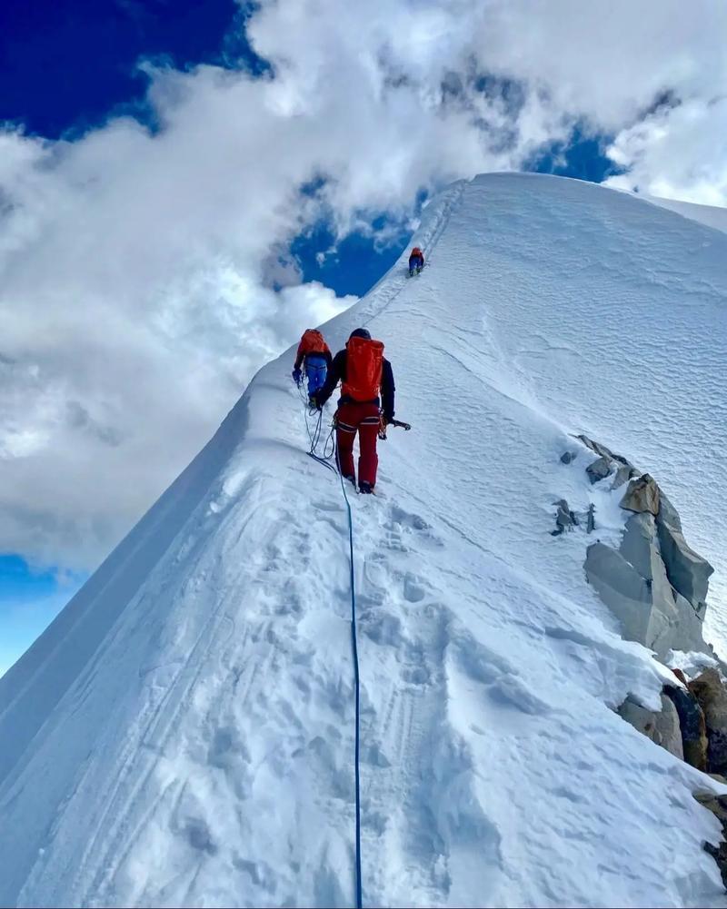 8000米高峰雪崩4具遗体被找到看到布洛阿特峰雪崩的消息心里沉甸甸的。十人的国际