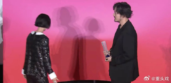 王传君不笑是因为不喜欢吗 网友：​​​​王传君获奖不笑是因为不喜欢吗[淡淡的] 