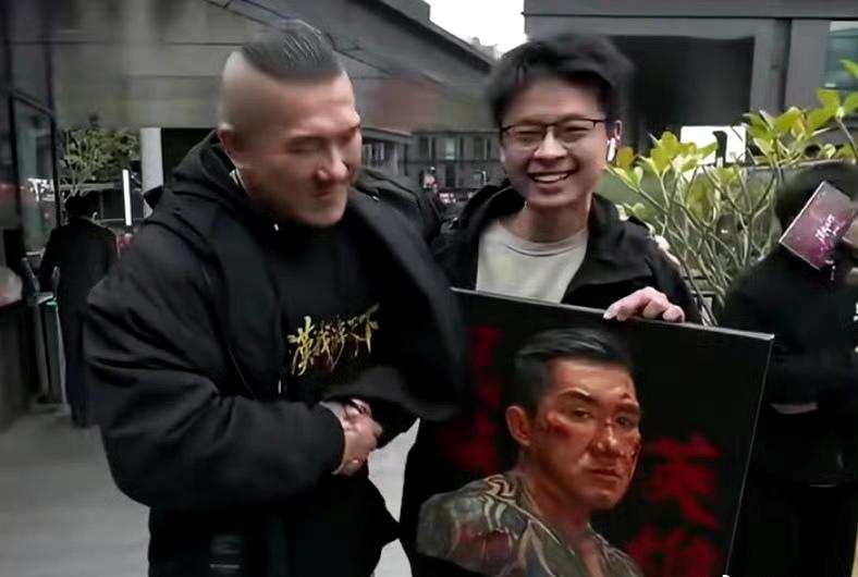 台湾馆长陈之汉在广州参访，有广州粉丝倾情献画，赞其“民族英雄”。 ​​​
