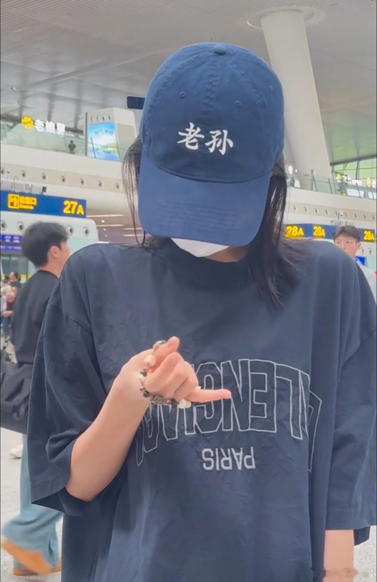 孙怡戴了粉丝送的手链 孙怡乖乖戴上粉丝送的手链，对粉丝的心意太真诚了，可姐姐你的
