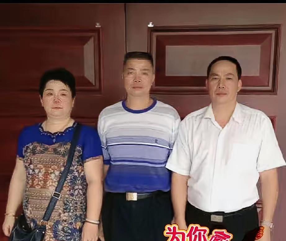 照片右侧这位老人，就是全军闻名的侦察英雄隆志勇。当年南疆战场之上，他带领侦察分队