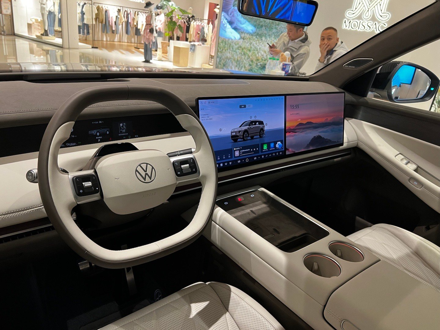 在商场看了ID.ERA 9X 展车现场还有一些消费者感兴趣仔细体验看车因为看到这