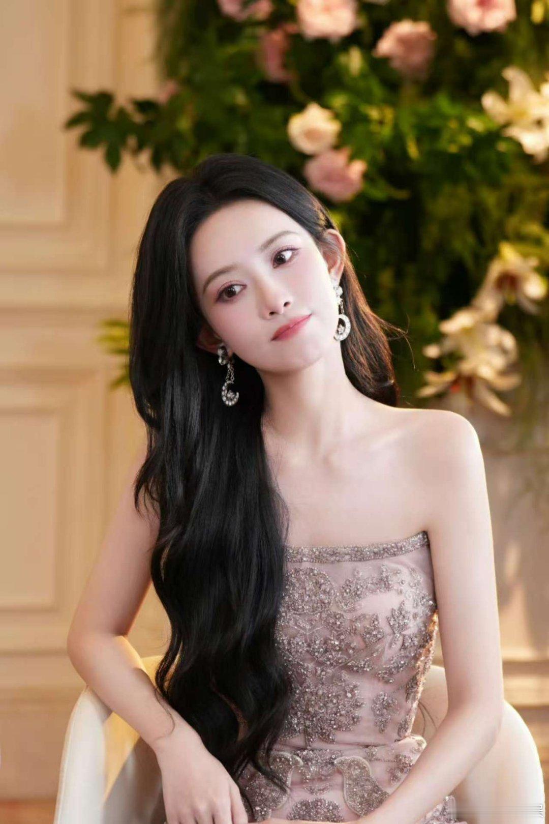 孟子义存档极光夜记忆王亚飞给孟子义化妆王亚飞给孟子义化妆，存档极光夜记忆，[鼓掌