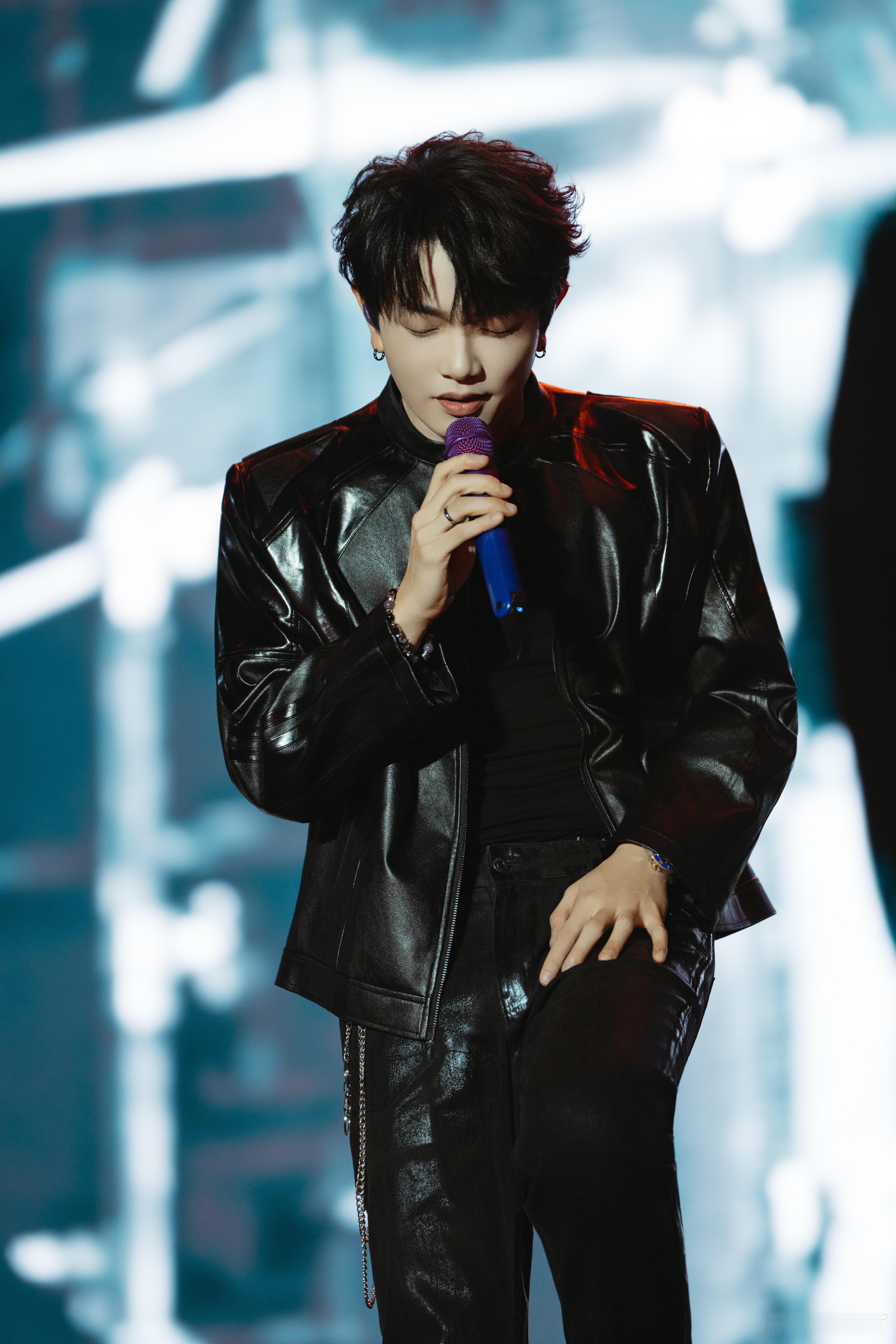 颜人中绝对是千禧年典型非主流他像一位浪漫的时光窃贼，专偷千禧年的过期糖。抖落的修