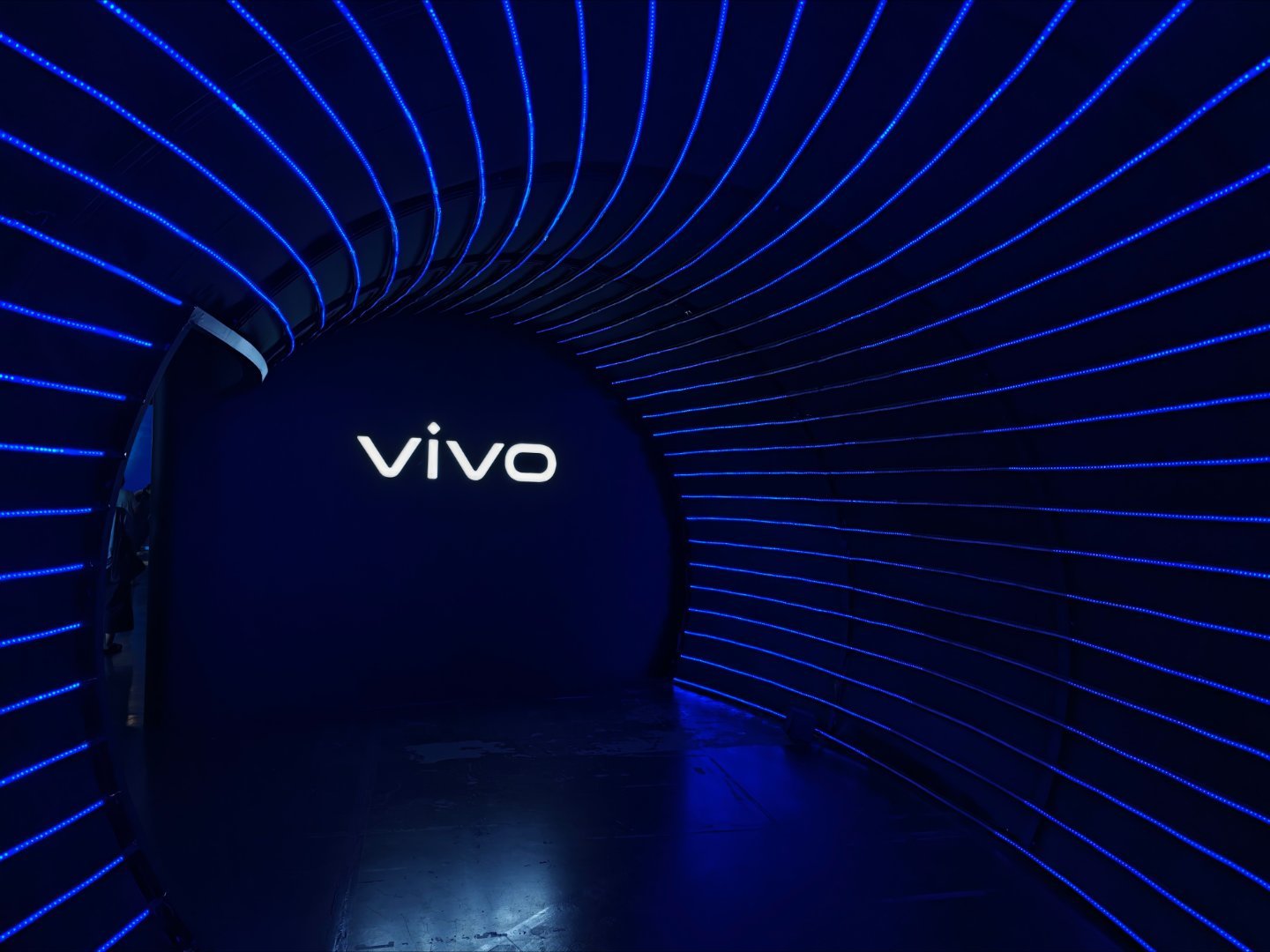 vivo X Fold6发布会现场就是一个蓝洞昨天上海MWC上这机器已经说的差不