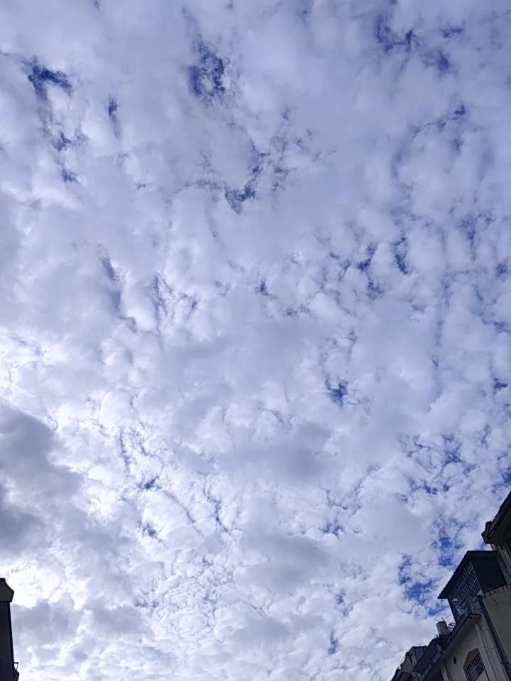 昆明的天空和云彩，那真是绝了，昆明上空的鱼鳞云奇观简直美如画。云块排列整齐、层层
