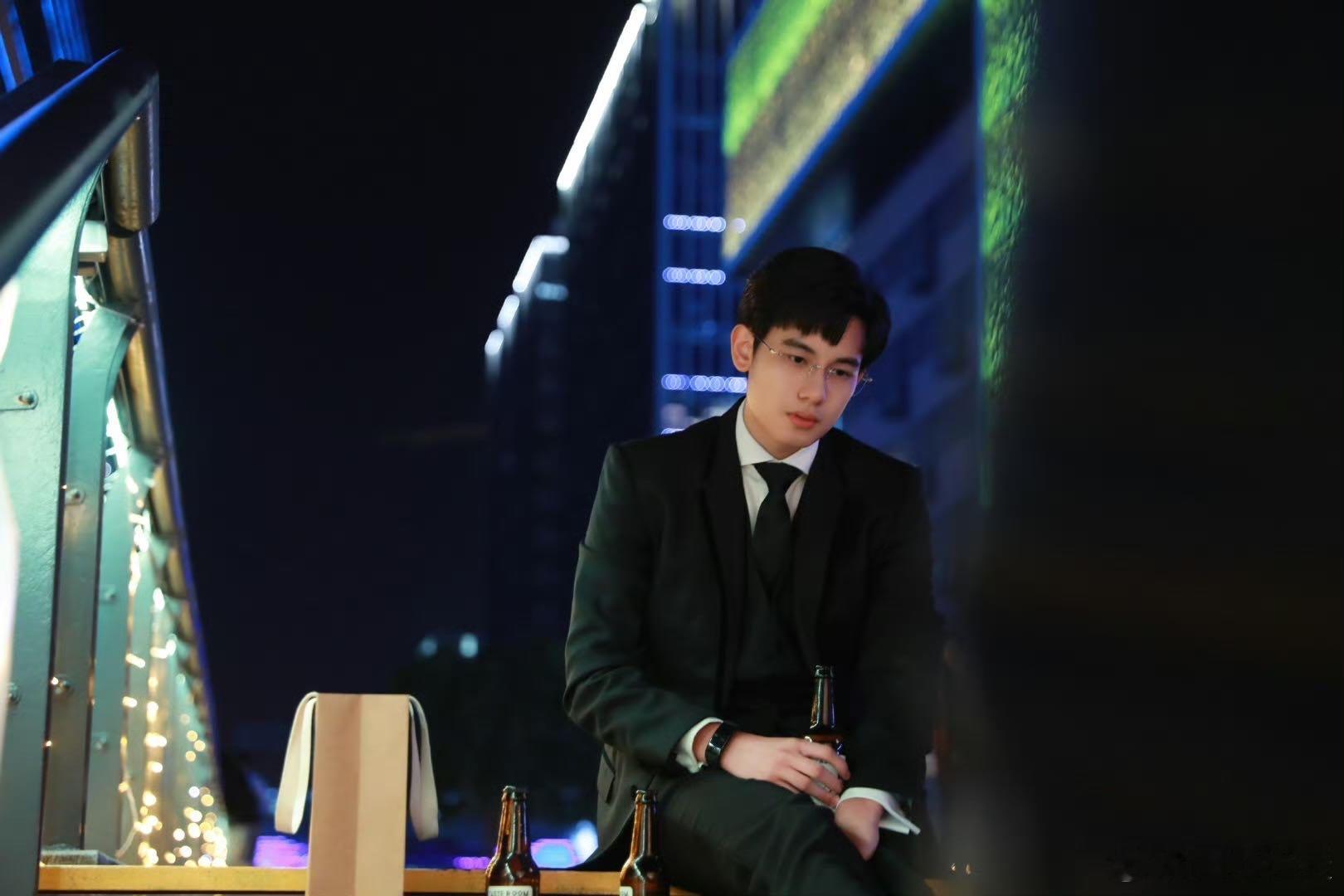 胡先煦说大风把影棚吹没了一边是舞台上闪闪发光的年度推荐男演员，一边是一本正经讲述