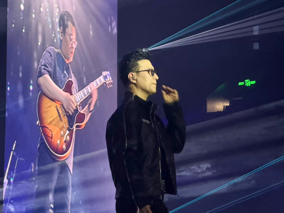 已经不是第一次看峰哥演唱会，带父母看过，带闺蜜看过，今天带干闺女来看。 还是那么