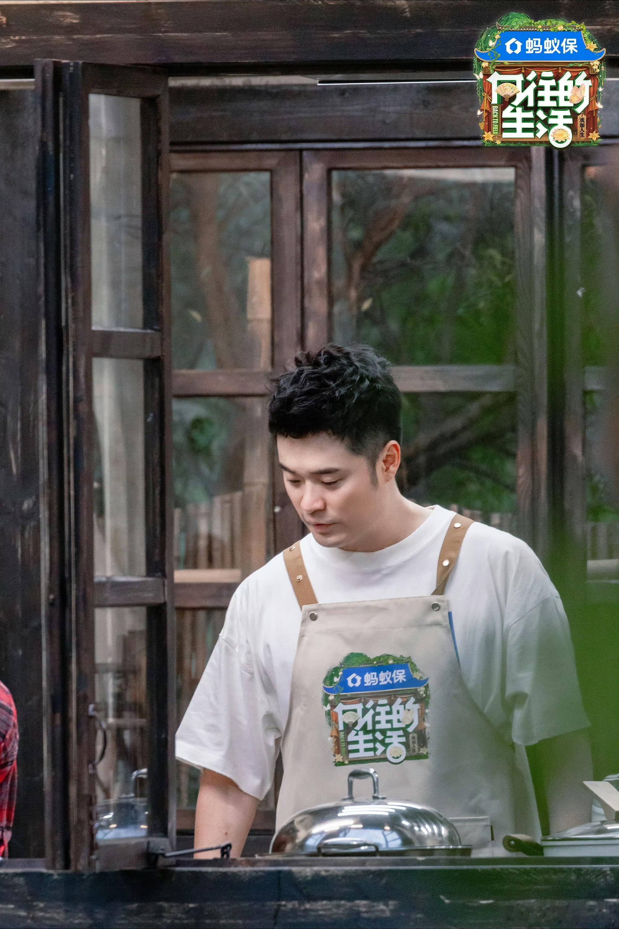 陈赫总赶上玉米成熟时 刚看完陈赫的照片，玉米的香气仿佛都飘出来了！配文里的快乐简