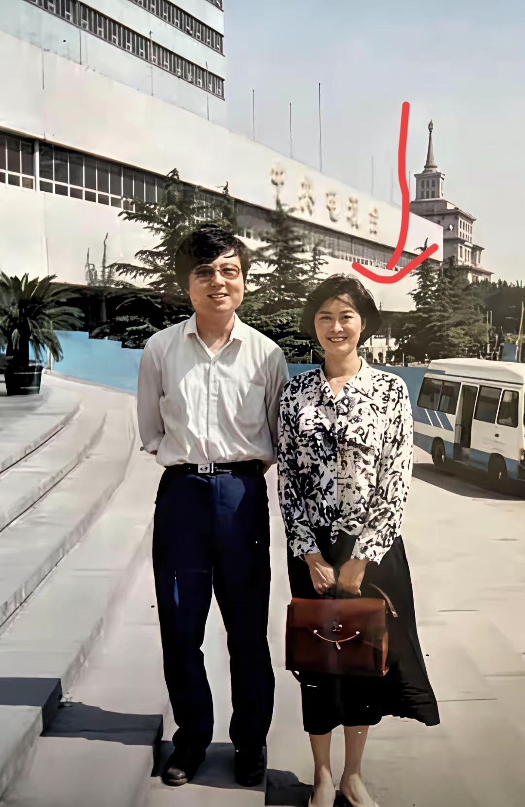 她曾经是中央电视台著名的女主播，年轻人可能不熟悉，熟悉的人现在都不年轻了！你还记