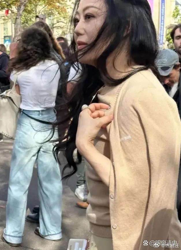 章小蕙出席时装周，身材火辣，贵妇气场十足 