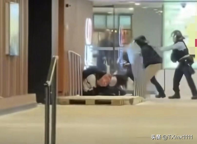 香港街头惊魂一幕！警员两枪制敌却引热议，真相太揪心！
 
紧急关头警员开枪救人，