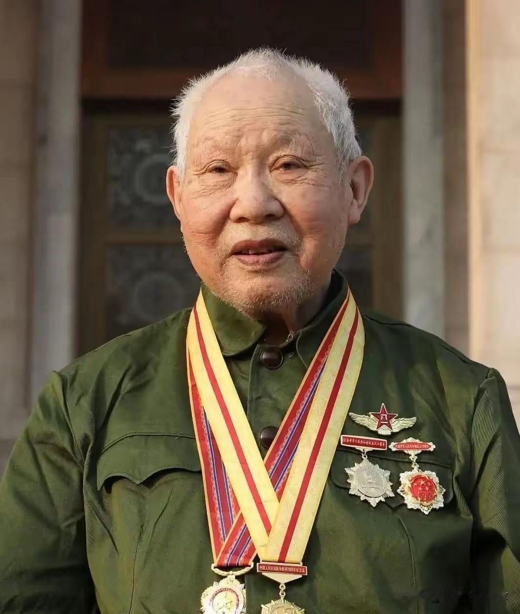 1955年授衔，三野老团长看见自己是中校，沉默良久：我申请转业
 
1955年，