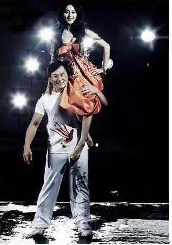 有没觉得最抢镜的的居然是成龙和FBB…[狗头]，而且当时的成龙表情轻松宝刀未老呀