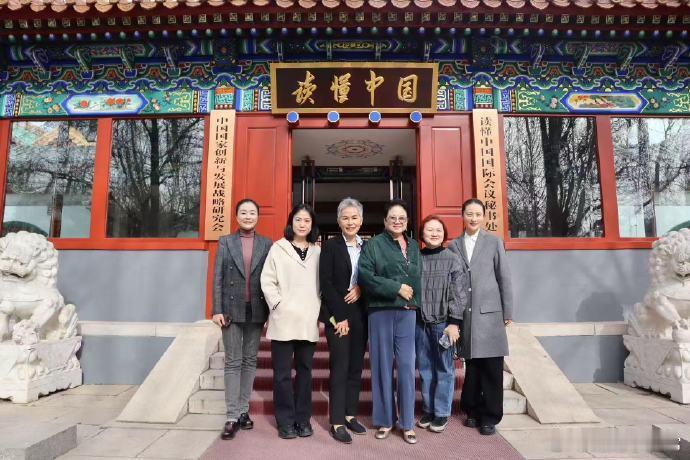 蒋勤勤迎来了新的中女时代作为娱乐圈的资深演员，蒋勤勤的每一部作品都充满了对女性多