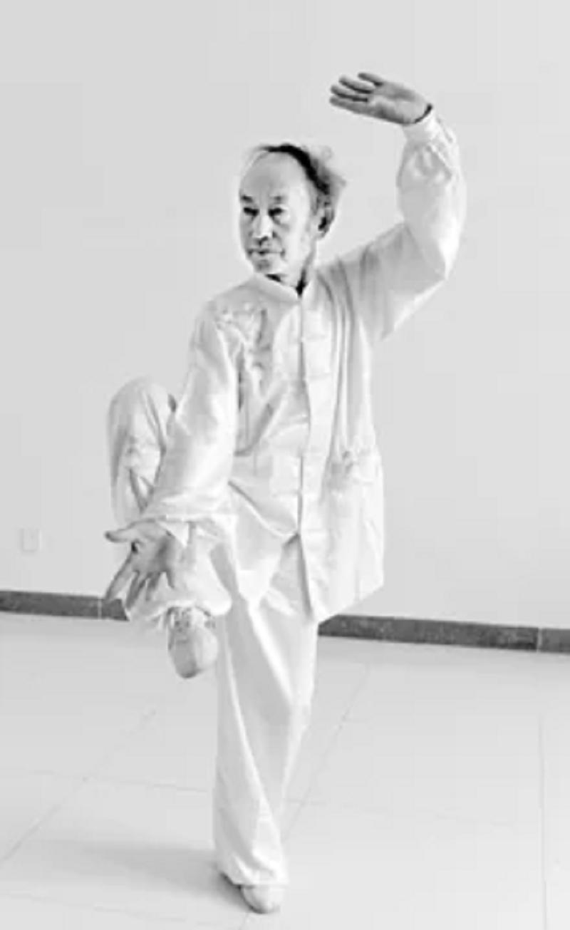 孙玉君，1915年生于山东即墨，青岛近代武术名家，精通形意拳、八卦掌、气门十三剑