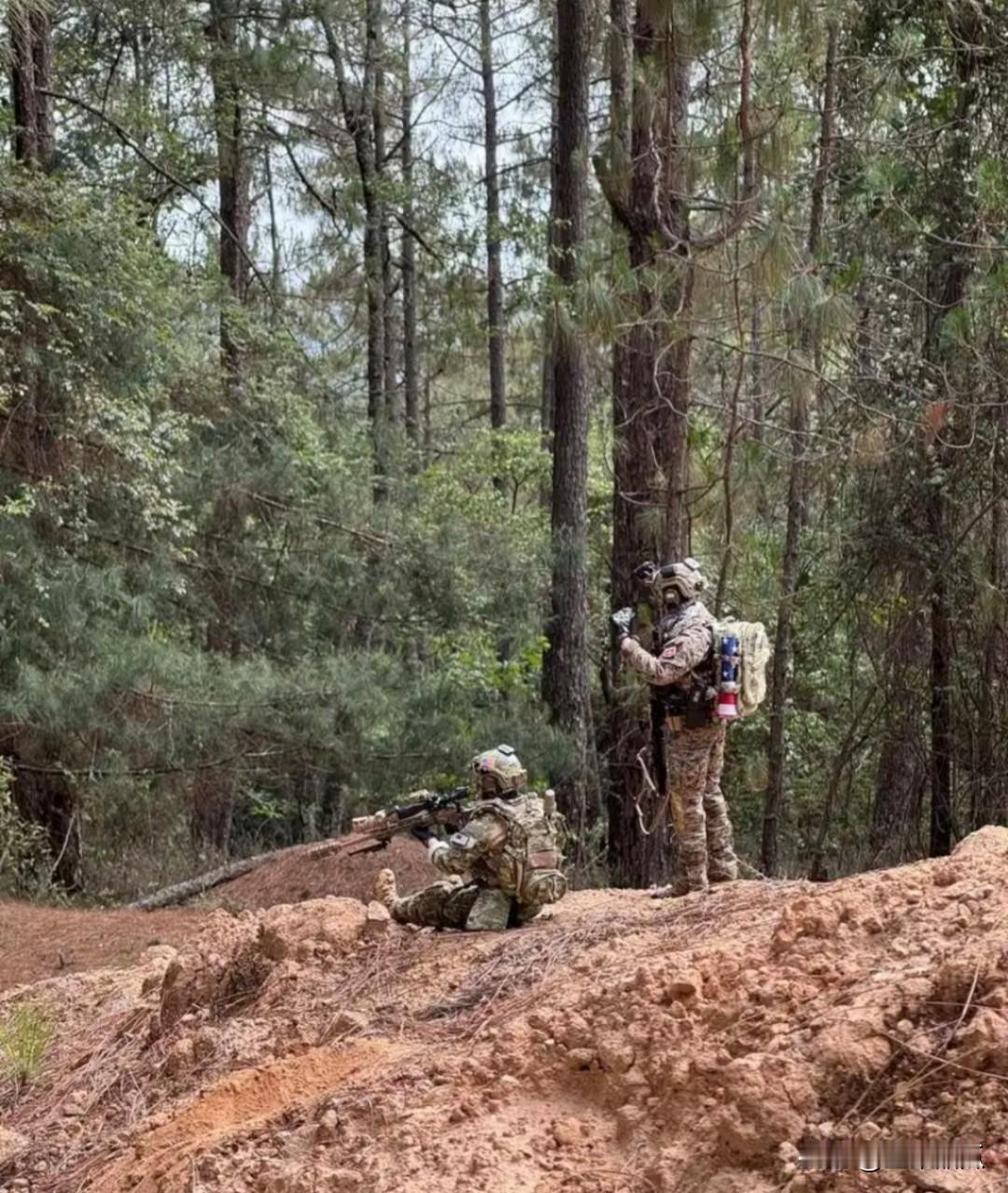 “据哥伦比亚广播公司新闻报道，美国官员表示，来自精锐特种部队三角洲部队的士兵执行