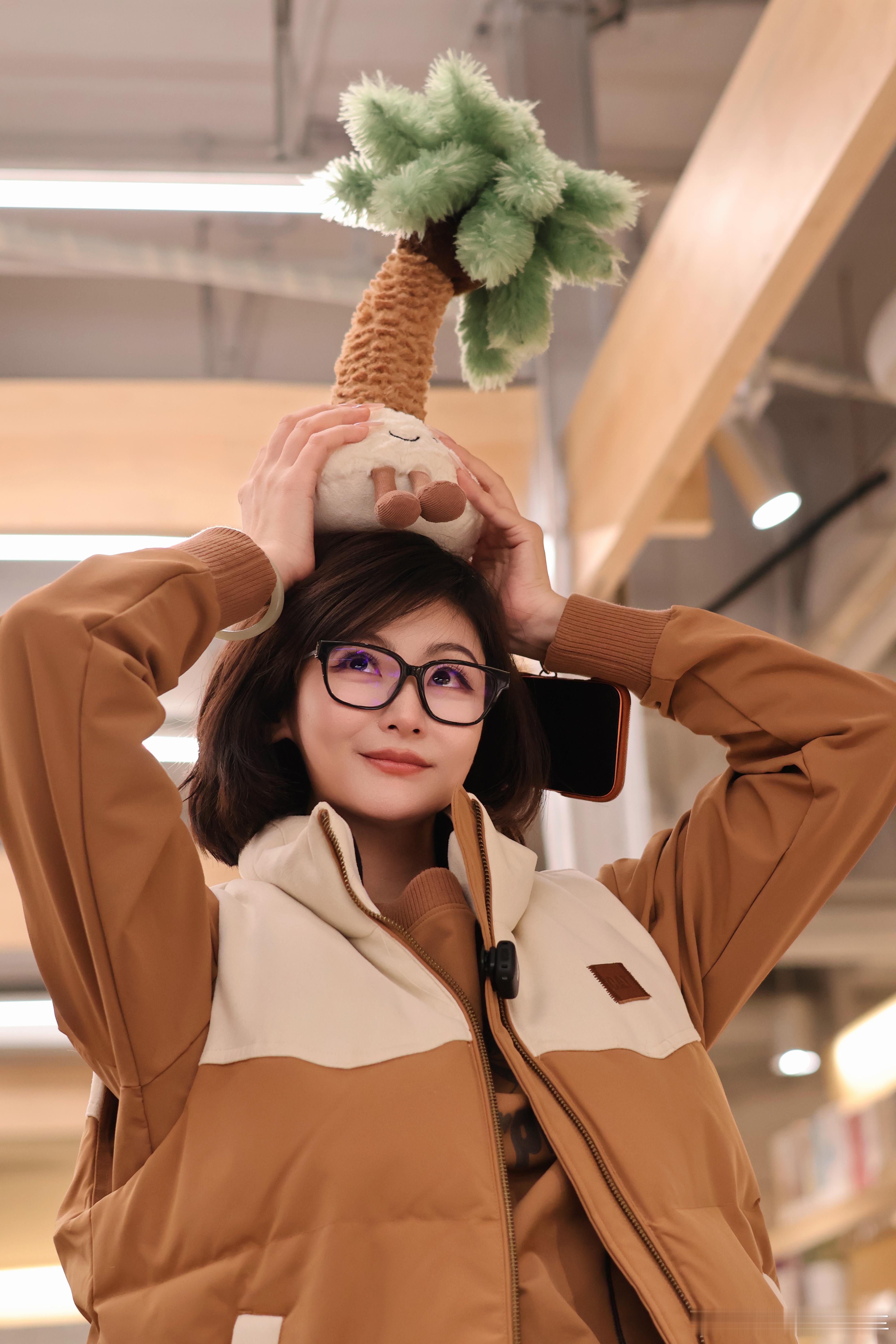 卸妆油洗头几年前就听过这种说法，说比洗发水好啦，不含硅油头发就不塌啦，更清爽自带