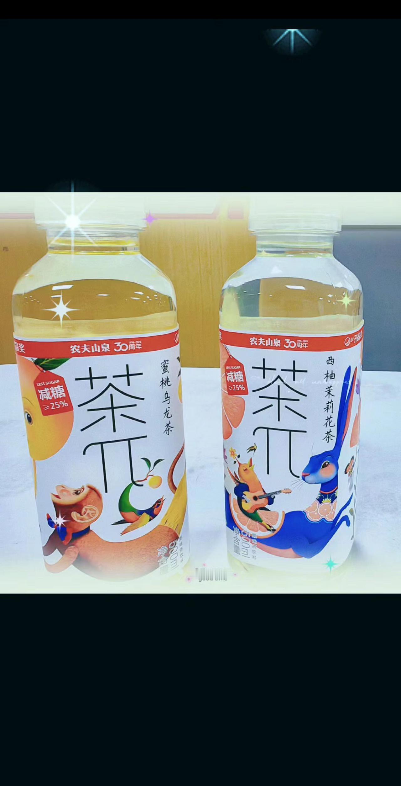 市场的热闹，和我们之间分不清的真真假假的爱，都比不了我手里的两瓶矿泉水甜…